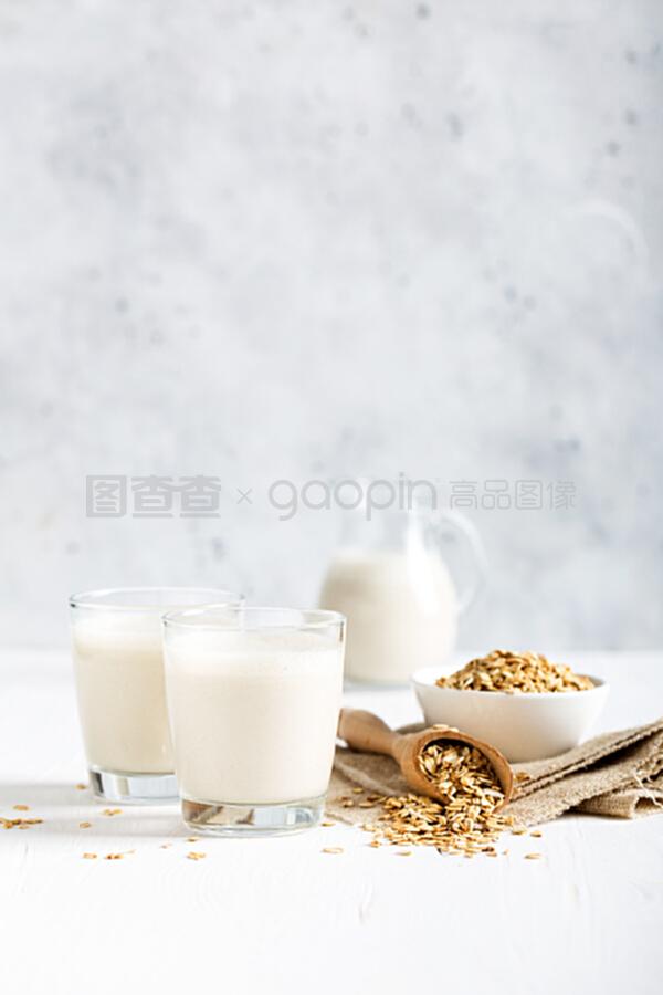 燕麦牛奶。健康的纯素食非乳制品有机饮料,含薄片